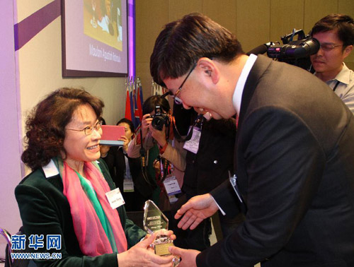 图为颁奖嘉宾向张海迪颁发“亚太残疾人权利领袖奖”奖杯